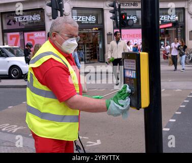 Désinfection des objets touchés par le public à Londres, lors de l'épidémie de Corona virus. 15 juin 2020 Banque D'Images