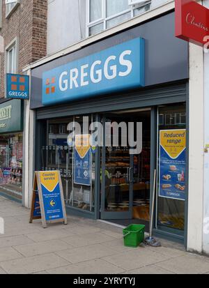 Le magasin d’alimentation Greggs rouvre en Angleterre, après que les règlements de verrouillage ont été assouplis pendant la pandémie de COVID-19. 4 juillet 2020 Banque D'Images