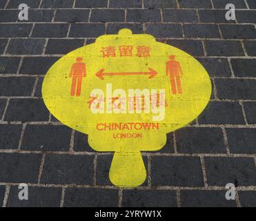 Signes de distanciation sociale en Angleterre, après que les règlements de verrouillage ont été assouplis pendant la pandémie de COVID-19. 4 juillet 2020 Banque D'Images