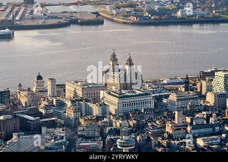 Une vue aérienne du centre-ville de Liverpool et du front de mer, prise au verso, Merseyside, nord-ouest de l'Angleterre, Royaume-Uni Banque D'Images