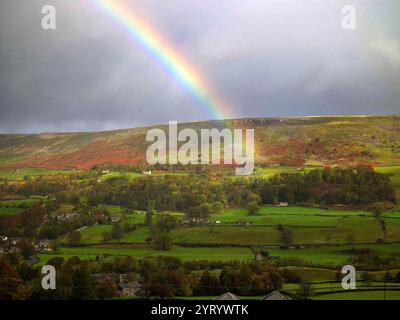 Arc-en-ciel au-dessus de Swaledale Yorkshire Dales, Angleterre du Nord, Royaume-Uni Banque D'Images