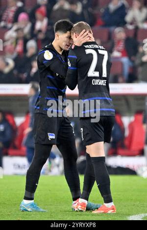 RheinEnergieStadion Cologne Gemany 4.12.2024, Football : Coupe de la Ligue d'Allemagne, DFB Pokal, saison 2024/25 ronde 16, 1.FC Koeln (KOE, noir) vs Hertha BSC Berlin (BSC, blanc) — Ibrahim Maza (BSC), Michael Cuisance (BSC) Banque D'Images