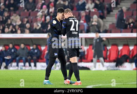 RheinEnergieStadion Cologne Gemany 4.12.2024, Football : Coupe de la Ligue d'Allemagne, DFB Pokal, saison 2024/25 ronde 16, 1.FC Koeln (KOE, noir) vs Hertha BSC Berlin (BSC, blanc) — Ibrahim Maza (BSC), Michael Cuisance (BSC) Banque D'Images