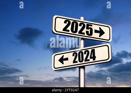 Les panneaux routiers indiquent le chemin vers la nouvelle année 2024 et l'ancienne année 2023 sur un ciel bleu, idée créative. Choisissez une nouvelle route, concept. Changez pour la Bette Banque D'Images