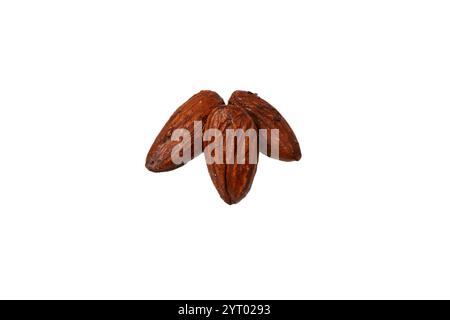 Groupe d'amandes caramélisées isolé sur fond blanc. Banque D'Images