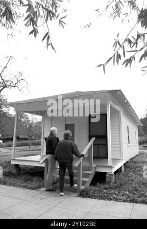 Un couple de personnes âgées de race caucasienne monte les marches de la maison d'enfance d'Elvis Presley au musée et à la chapelle du lieu de naissance d'Elvis Presley à Tupelo, Mississippi. Banque D'Images