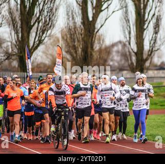 Jeudi 5 décembre 2024 Beverley, East Yorkshire, Royaume-Uni. Kevin Sinfield poursuit son défi de collecte de fonds d’une semaine pour l’association caritative MND, en partant de l’hippodrome de Beverley à 07 h 00 et en terminant au stade d’athlétisme Costello, à Hull, à 14 h 30. Chaque jour se décompose en blocs de 7 km, le numéro 7 en reconnaissance de son ami et ancien coéquipier Rob Burrow, qui l'a porté au cours de sa brillante carrière à Leeds Rhinos. L’équipe visera à compléter chaque 7km en une heure. PHOTO : courir le mile supplémentaire Bridget Catterall/AlamyLiveNews Banque D'Images