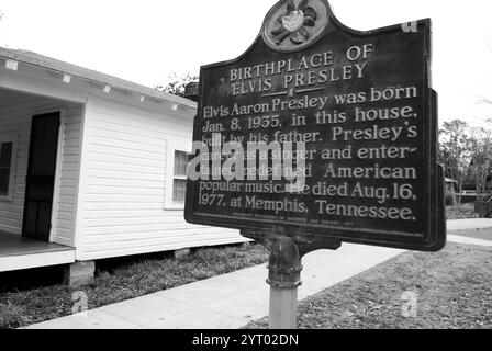 Panneau d'information à la maison d'enfance d'Elvis Presley à Tupelo, Mississippi, États-Unis, marquant le lieu de naissance du roi du Rock 'n' Roll. Banque D'Images