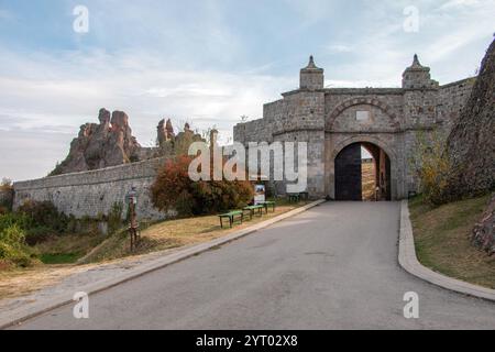 La porte de la forteresse Belogradchik, également connue sous le nom de Kaleto, est un ancien château de la ville célèbre pour ses formations rocheuses uniques et impressionnantes Banque D'Images