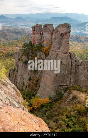 Les formations rocheuses spectaculaires de Belogradchik, en Bulgarie, se dressent au milieu d'un paysage automnal dynamique, mettant en valeur la beauté naturelle du regi des Balkans Banque D'Images