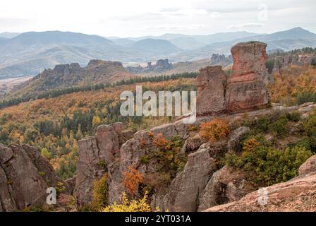 Les formations rocheuses emblématiques de Belogradchik, en Bulgarie, entourées de superbes forêts automnales et de paysages montagneux pittoresques des Balkans. Banque D'Images