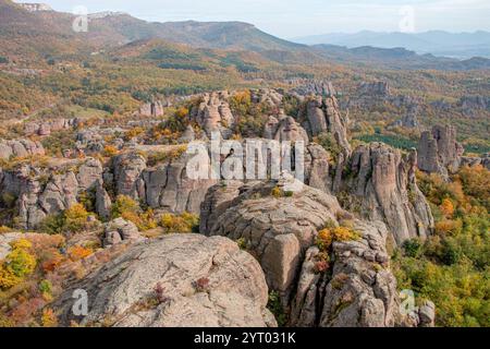 Les formations rocheuses emblématiques de Belogradchik, en Bulgarie, entourées de superbes forêts automnales et de paysages montagneux pittoresques des Balkans. Banque D'Images