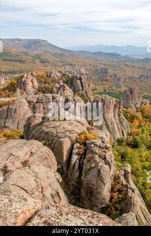 Les superbes formations rocheuses de Belogradchik, en Bulgarie, créent un paysage fascinant, entouré de forêts d'automne vibrantes et d'une beauté naturelle sauvage Banque D'Images