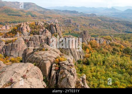 Les superbes formations rocheuses de Belogradchik, en Bulgarie, créent un paysage fascinant, entouré de forêts d'automne vibrantes et d'une beauté naturelle sauvage Banque D'Images