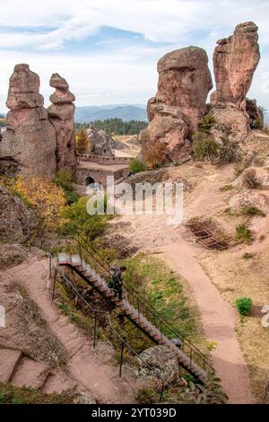 La forteresse Belogradchik, château également connu sous le nom de Kaleto, est une ancienne forteresse dans la ville célèbre pour ses formations rocheuses uniques et impressionnantes Banque D'Images