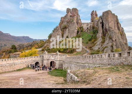 La forteresse Belogradchik, château également connu sous le nom de Kaleto, est une ancienne forteresse dans la ville célèbre pour ses formations rocheuses uniques et impressionnantes Banque D'Images