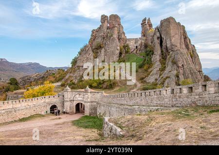 La forteresse Belogradchik, château également connu sous le nom de Kaleto, est une ancienne forteresse dans la ville célèbre pour ses formations rocheuses uniques et impressionnantes Banque D'Images