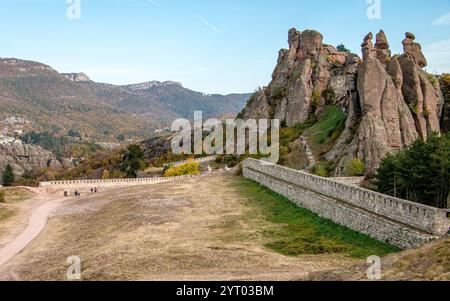 La forteresse Belogradchik, château également connu sous le nom de Kaleto, est une ancienne forteresse dans la ville célèbre pour ses formations rocheuses uniques et impressionnantes Banque D'Images