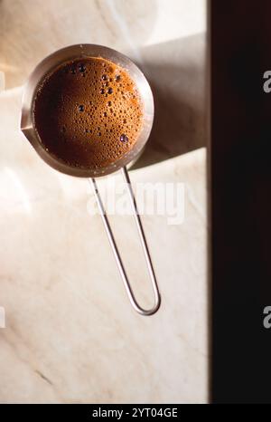 café turc prêt à l'emploi dans une cezva dans un turc, vue sur le dessus de la table Banque D'Images
