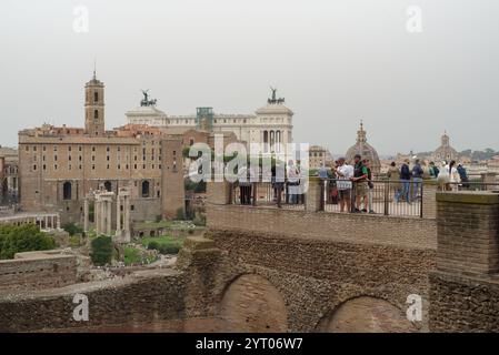 Forum romain à Rome avec une multitude de touristes visitant cet endroit tous les jours Banque D'Images