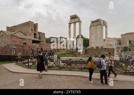 Forum romain à Rome avec une multitude de touristes visitant cet endroit tous les jours Banque D'Images