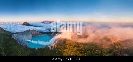 Panorama aérien drone vue du cratère du volcan du mont Kawah Ijen au lever du soleil, Java oriental, Indonésie Banque D'Images