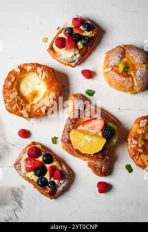 Tartes à pâtisserie française assorties sur fond blanc, vue aérienne Banque D'Images