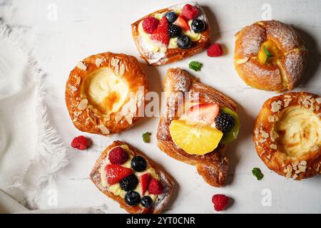 Tartes à pâtisserie française assorties sur fond blanc, vue aérienne Banque D'Images