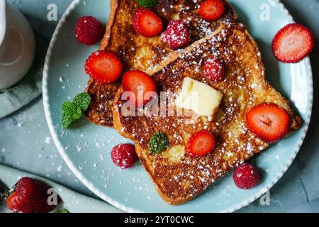 Pain grillé maison avec pain brioche garni de baies Banque D'Images