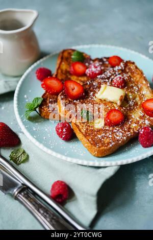 Pain grillé maison avec pain brioche garni de baies Banque D'Images