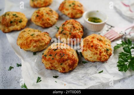 Biscuits au cheddar faits maison garnis de beurre d'ail et de persil Banque D'Images