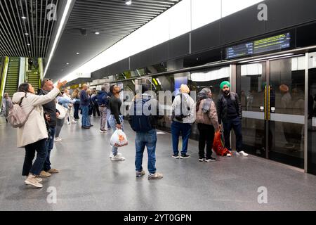Passagers personnes attendant sur le quai pour monter à bord du train à la station de métro Elizabeth Line Canary Wharf à Londres Angleterre Royaume-Uni 2024 KATHY DEWITT Banque D'Images