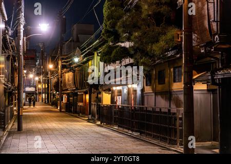 Maisons traditionnelles japonaises en bois à GION shinbashi, kyoto, la nuit Banque D'Images