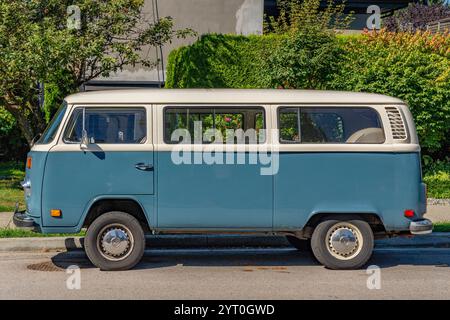 Vancouver, C.-B., Canada – 5 septembre 2024 : fourgonnette combi VW jaune vif garée dans la rue. Banque D'Images