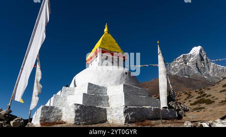 Un stupa bouddhiste sur le trek du camp de base du mont Everest dans l'Himalaya au Népal Banque D'Images