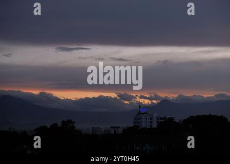 Beau coucher de soleil peint le ciel Banque D'Images