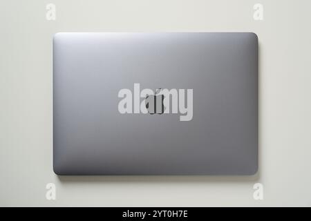 Antalya, Turquie - 28 novembre 2024 : vue de dessus du MacBook Air M1 gris spatial Banque D'Images