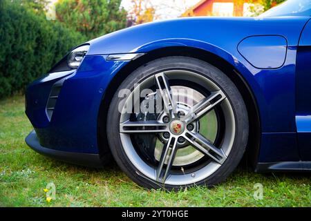 Vilnius, Lituanie - 18 août 2024 - roue de Porsche Taycan avec logo Banque D'Images