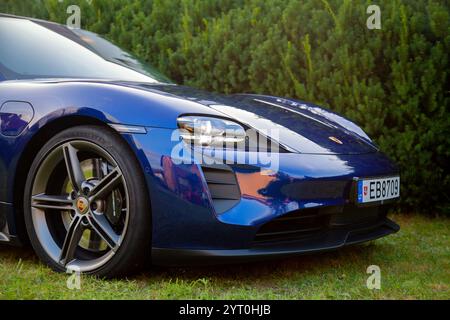 Vilnius, Lituanie - 18 août 2024 - incroyable Porsche Taycan bleu dans le parc Banque D'Images