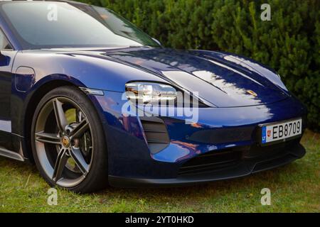 Vilnius, Lituanie - 18 août 2024 - incroyable Porsche Taycan bleu dans le parc Banque D'Images