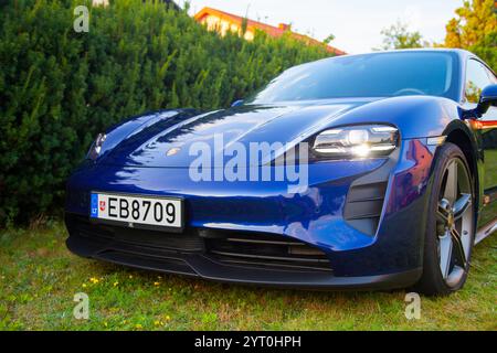 Vilnius, Lituanie - 18 août 2024 - incroyable Porsche Taycan bleu dans le parc Banque D'Images