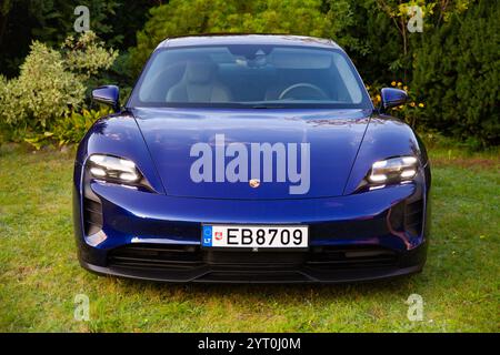 Vilnius, Lituanie - 18 août 2024 - incroyable Porsche Taycan bleu dans le parc Banque D'Images