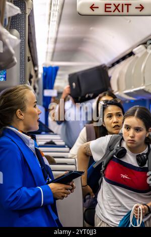 Équipage de cabine et passagers à bord du vol KLM au départ d'Amsterdam Banque D'Images