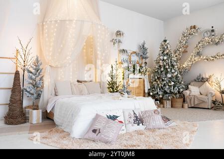 Chambre de Noël avec arbre de Noël artificiel, décor, boîtes cadeaux et guirlandes, lumière naturelle Banque D'Images