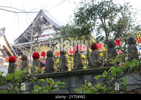 Il y a 1200 statues de pierre Jizo commémorant les bébés morts au cimetière à côté du temple bouddhiste Zōjō-ji à Minato, Tokyo au Japon Banque D'Images