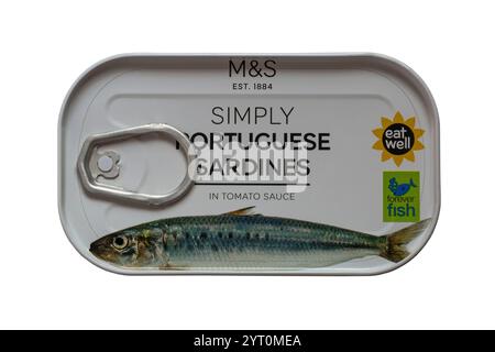 Boîte de conserve de sardines portugaises Simply M&S en sauce tomate isolée sur fond blanc Banque D'Images
