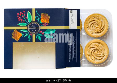 Boîte de 4 tartes hachées au beurre de Brandy de M&S ouverte pour montrer le contenu isolé sur fond blanc Banque D'Images