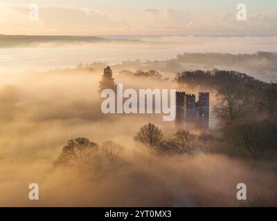 La brume tôt le matin enveloppe Powderham Belvedere un matin d'hiver, Powderham, Devon, Angleterre. Hiver (mars) 2024. Banque D'Images