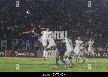 Bandung, Java occidental, Indonésie. 5 décembre 2024. Les joueurs du Zhejiang FC se battent pour le ballon lors du match de football AFC Champions League Two entre Persib Bandung. Zhejiang FC gagne contre Persib Bandung 4-3. (Crédit image : © Algi Febri Sugita/ZUMA Press Wire) USAGE ÉDITORIAL SEULEMENT! Non destiné à UN USAGE commercial ! Banque D'Images