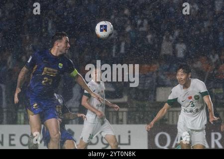 Bandung, Java occidental, Indonésie. 5 décembre 2024. WANG YANG du Zhejiang FC (à droite) se bat pour le ballon lors du match de football de la Ligue des Champions deux de l'AFC entre Persib Bandung. Zhejiang FC gagne contre Persib Bandung 4-3. (Crédit image : © Algi Febri Sugita/ZUMA Press Wire) USAGE ÉDITORIAL SEULEMENT! Non destiné à UN USAGE commercial ! Banque D'Images